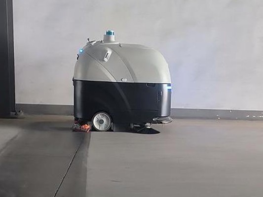 王楚欽孫穎莎晉級八強，坦力無人駕駛洗掃車清潔秀 “新招”！